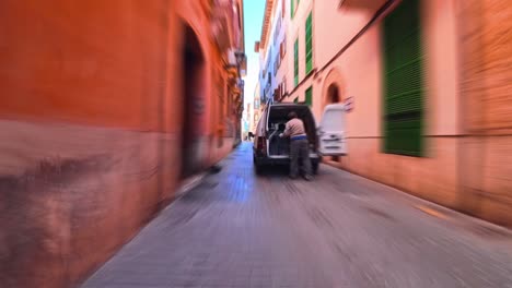 Hiperlapso-Pov-Caminando-Por-Una-Calle-Estrecha-En-Palma-De-Mallorca