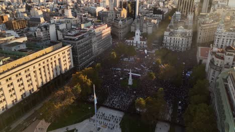 Personas-En-Plaza-De-Mayo-Durante-La-Manifestación-De-Protesta-Por-La-Universidad-Pública-En-Argentina-El-23-2024-De-Abril,-Buenos-Aires