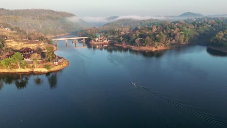 Drohne-Fliegt-über-Den-Khwae-Noi-See-Und-Enthüllt-Im-Hintergrund-Die-Songkalia-Brücke-In-Songklaburi,-Thailand