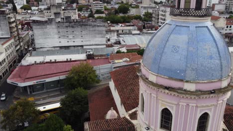 Vuele-A-Pasar-El-Crucifijo-A-La-Cúpula-De-Mosaico-Azul-En-La-Catedral-De-Salta,-Arg