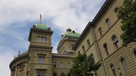 Schweizer-Nationalflagge-Weht-Auf-Dem-Dach-Des-Parlamentsgebäudes,-Auch-Bekannt-Als-Bundeshaus