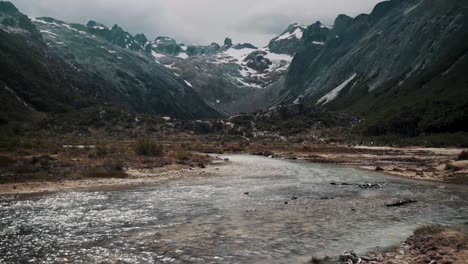 Panorama-Der-Felsigen-Bergkette-Mit-Fluss-Im-Vordergrund-In-Ushuaia,-Feuerland,-Argentinien