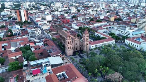 Drohnenschuss-Stadt-Hauptplatz-Kathedrale-Reise-Himmel-Santa-Cruz-Bolivien
