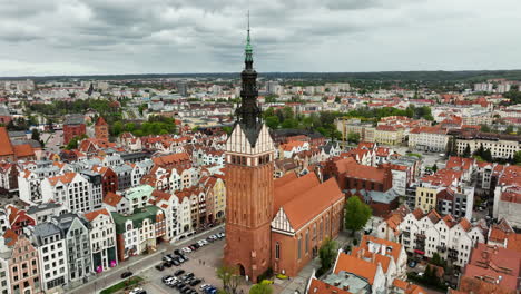 Aerial-view-of-Elbląg's-old-town,-featuring-the-city-center-with-historic-buildings,-streets,-and-cars
