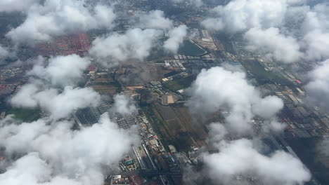 Una-Vista-Aérea-De-Las-Nubes-Y-El-Paisaje-Urbano-Debajo-De-Las-Nubes