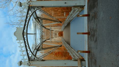 Metallbrücke-über-Den-Bach.-Farbenfroh.-Vertikales-Video