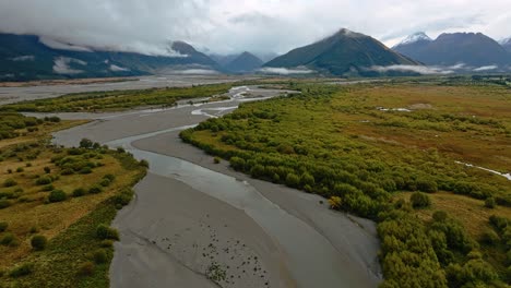 Retroceso-Aéreo-Sobre-Depósitos-De-Sedimentos-En-El-Delta-De-La-Ribera-Del-Río-En-Glenorchy-En-Un-Día-Nublado