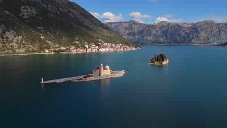 4K-Drohnenaufnahmen-Zeigen-Die-Inseln-„Unsere-Liebe-Frau-Von-Den-Felsen“-Und-„Sankt-Georg“-In-Der-Wunderschönen,-Zum-UNESCO-Weltkulturerbe-Gehörenden-Bucht-Von-Kotor,-Montenegro.