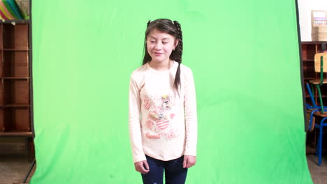 Weite-Aufnahme-Eines-Lächelnden-Mädchens-Mit-Grünem-Hintergrund