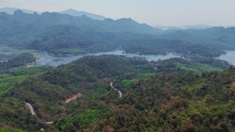 Luftaufnahme-Des-Khao-Laem-Nationalparks-Mit-Unglaublichen-Ausblicken-Und-Natürlicher-Schönheit