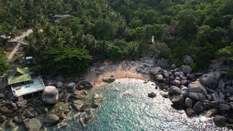 Playa-Típica-En-La-Isla-De-Koh-Tao-En-Tailandia,-Vista-De-Drones