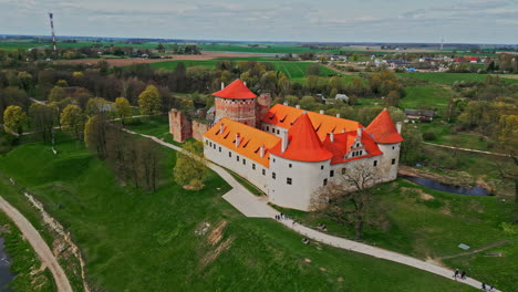 Vista-Aérea-Del-Museo-Del-Castillo-De-Bauska-En-Bauska,-Letonia