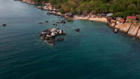 Hermoso-Vuelo-Cinematográfico-De-Drones-Sobre-Una-Isla-Tropical-Con-Océano-En-Cámara-Lenta