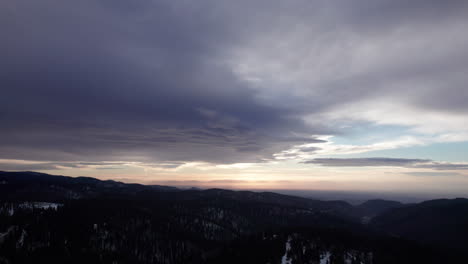 Una-Espectacular-Puesta-De-Sol-Con-Hermosas-Nubes-Sobre-Las-Montañas-Cerca-De-Cloudcroft,-Nuevo-México,-Vista-Aérea