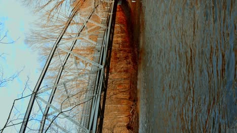 Puente-De-Metal-Que-Cruza-Un-Arroyo.-Vídeos-Verticales