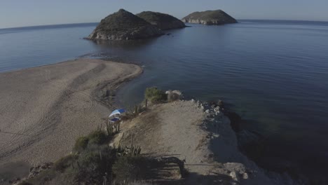 Vista-Aérea-De-Un-Camping-Junto-A-La-Playa-En-San-Carlos,-México---Mar-De-Cortés.