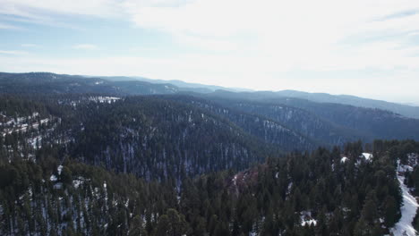 Vista-Aérea-Volando-Sobre-Una-Montaña-Cubierta-De-Nieve-En-Las-Montañas-Rocosas-De-Nuevo-México