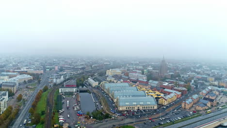 Panorama-Aéreo-Brumoso-De-La-Mañana-Del-Casco-Antiguo-De-Riga