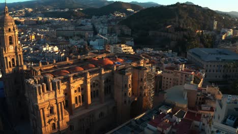 Vista-Aérea-De-La-Catedral-En-La-Ciudad-Histórica-De-Ronda-Puente-Nuevo-En-Andalucía,-España