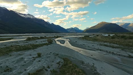 Sonnenlicht-Glitzert-In-Der-Abenddämmerung-über-Seichten-Flüssen-Im-Tiefland-Von-Glenorchy