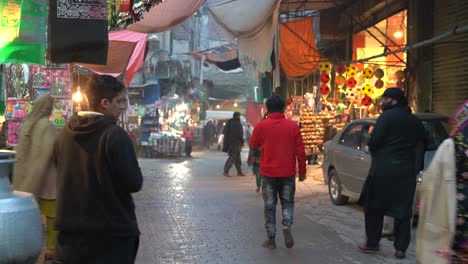 Bustling-market-scene-with-Eid-shoppers,-Gujrat,-Pakistan