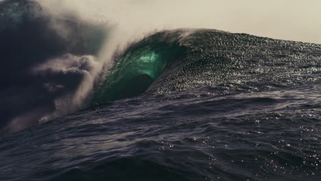 Superficie-Texturizada-De-Agua-Y-Hombros-De-Grandes-Olas-Rompiendo-Y-Rociando