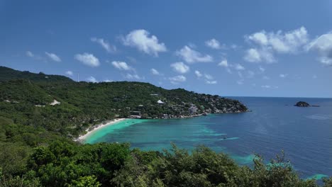 Atemberaubende-Panorama-Luftaufnahme-Eines-Strandes-Auf-Der-Insel-Koh-Tao-In-Thailand