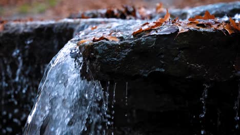 Zeitlupe:-Wasser-Fließt-über-Felsen-Und-Bildet-Im-Herbst-Einen-Wasserfall