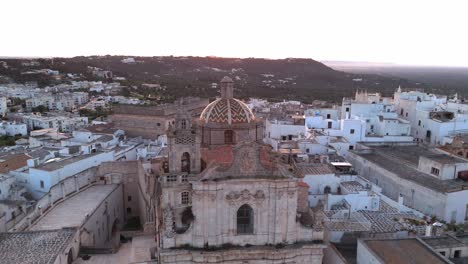 Vista-Aérea-De-La-Catedral-De-Ostuni-En-Puglia-Italia