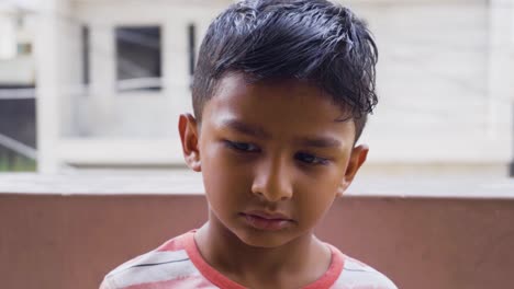 Eine-Nahaufnahme-Eines-Erstaunten-Asiatischen-Kindes,-Das-Emotional-In-Die-Kamera-Starrt