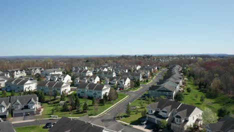 4K-Aerial-Drone-footage-of-condominiums-and-Cul-de-sac-residential-housing-in-Middletown-New-York