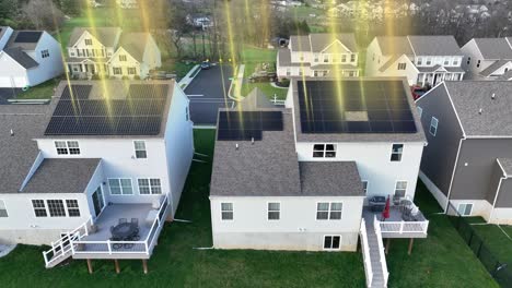 Animierte-Goldene-Sonnenstrahlen,-Die-Auf-Solarmodulen-Auf-Dem-Dach-Eines-Modernen-Amerikanischen-Stadtviertels-Scheinen