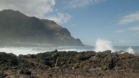 Zeitraffer-Von-Schwarzen-Steinen,-Felsigem-Vulkanstrand,-Atlantischer-Ozean