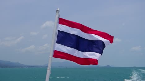 Super-Zeitlupenansicht-Der-Thailändischen-Flagge,-Die-Vom-Heck-Eines-Bootes-Auf-Dem-Offenen-Meer-Weht