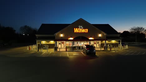 Luftaufnahme-Einer-Wawa-Tankstelle-Und-Eines-Convenience-Shops-In-Den-USA-Bei-Nacht