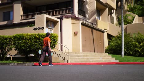 El-Patinador-Recoge-Su-Tabla-Y-Sube-Las-Escaleras.