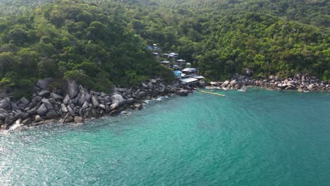 Luxus-Resort-Villen-Auf-Einer-Tropischen-Insel-Mit-Blick-Auf-Den-Ozean---Drohnenansicht