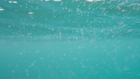 Kinovideo-Von-Den-Wellen-Und-Dem-Ozean,-Die-Im-Wasser-Schaukeln