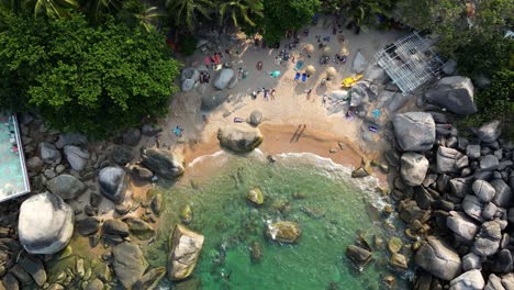 Atemberaubende-Filmische-Drohnenenthüllung-Eines-Geheimen-Strandes-Auf-Einer-Tropischen-Insel