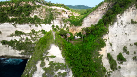 Famosa-Cabaña-Turística-En-El-árbol-En-El-Mirador-De-Las-Mil-Islas,-Nusa-Penida.