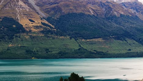 Serenas-Aguas-Tranquilas-Debajo-De-Los-Pintorescos-Bosques-De-Los-Alpes-Del-Sur-De-Glenorchy