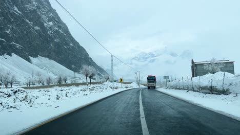 Vorderansicht-Des-Fahrers-Auf-Schneebedeckte-Leere-Autobahnen-Der-Stadt-Skardu,-Pakistan