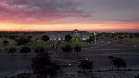 Imagen-De-Drone-De-Una-Puesta-De-Sol-Sobre-Un-Bullicioso-Centro-Comercial-Y-Una-Concurrida-Avenida-En-Reynosa,-México