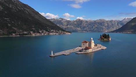 4K-Drohnenaufnahmen-Zeigen-Die-Inseln-„Unsere-Liebe-Frau-Von-Den-Felsen“-Und-„Sankt-Georg“-In-Der-Wunderschönen,-Zum-UNESCO-Weltkulturerbe-Gehörenden-Bucht-Von-Kotor,-Montenegro.