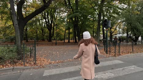 Una-Turista-Cruza-Rápidamente-Un-Paso-De-Peatones-En-Cracovia.