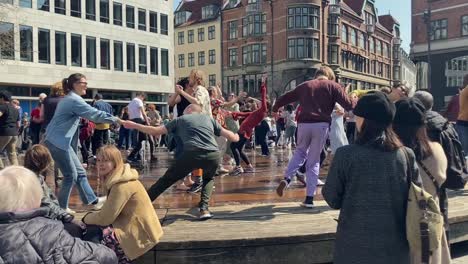 Gente-Bailando-En-La-Plaza-Kultorvet-En-Copenhague-En-Un-Día-Soleado