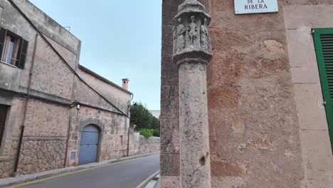 Ciudad-De-Algaida-En-La-Isla-Balear-De-Mallorca-Con-Casas-De-Piedra-Caliza-Y-Cruz-De-Piedra-En-La-Calle