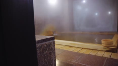 Baño-Japonés-Onsen-Humeante,-Aguas-Termales-Geotérmicas-En-Un-Ryokan