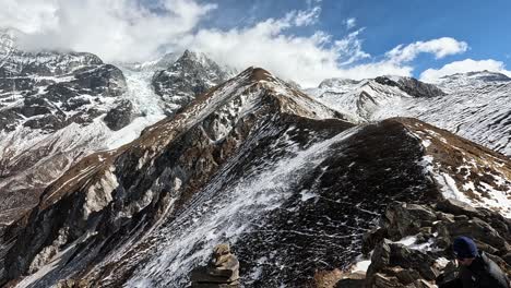 Die-Majestätische-Schönheit-Von-Kyanjin-Ri:-Genießen-Sie-Die-Atemberaubende-Luftperspektive-Des-Schneebedeckten-Langtang-Lirung-Und-Der-Umliegenden-Gipfel,-Die-Die-Unberührte-Schönheit-Der-Wildnis-Nepals-Zur-Schau-Stellen