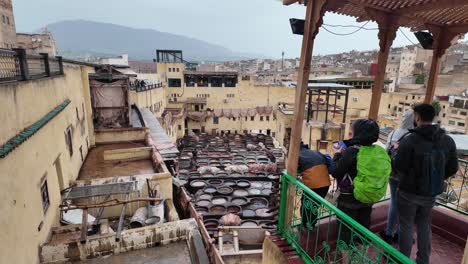 Fes-Fez-El-Bali-Curtiduría-Tradicional-De-Procesamiento-De-Pieles-De-Animales-En-Marruecos